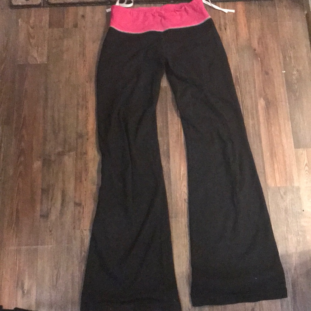 Gym pants with pull tabs